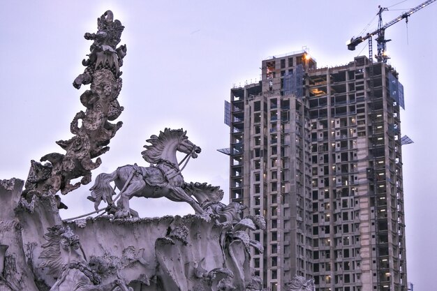 Photo statue against building in city