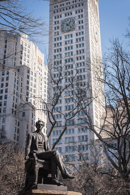 Foto statua contro edifici a new york city