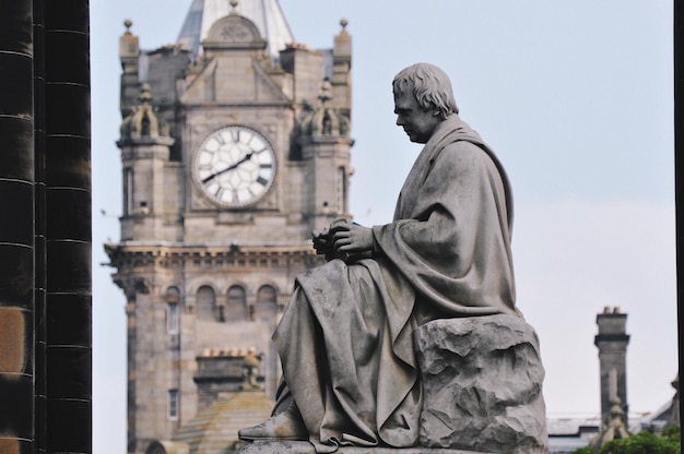 Photo statue against built structure