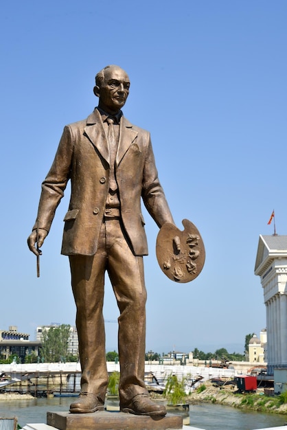 Foto statua contro un cielo limpido