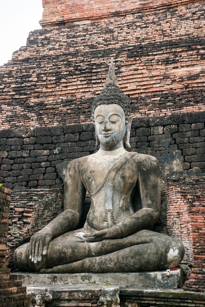 Photo statue against historic building