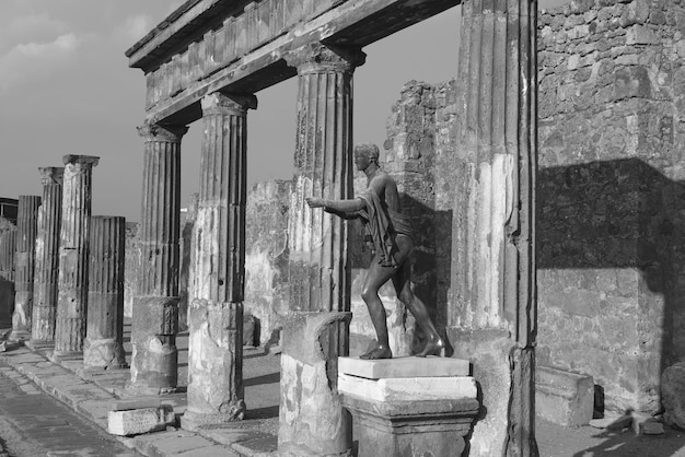 Foto statua contro il vecchio edificio