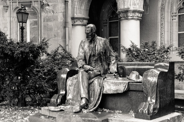 Photo statue against old building