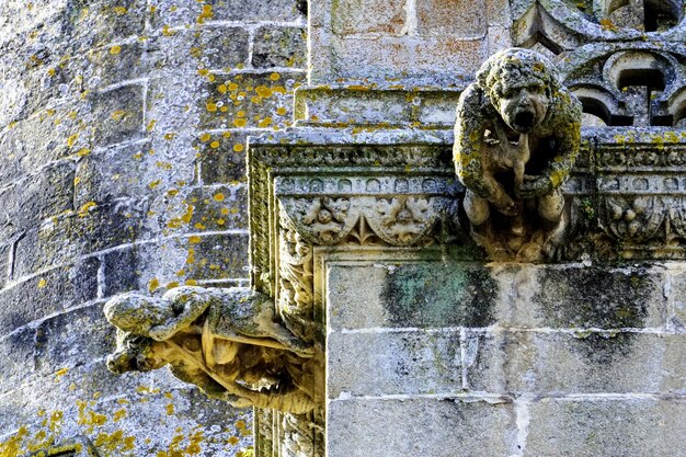 Foto statua contro la vecchia parete