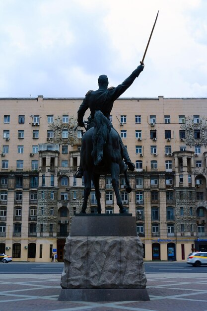 Foto statua contro il cielo in città