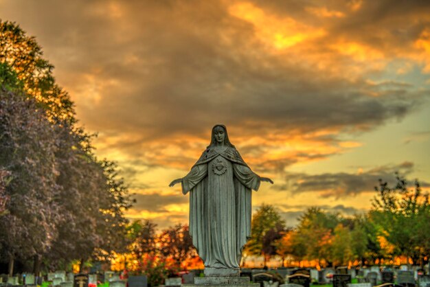 Foto statua contro il cielo durante il tramonto