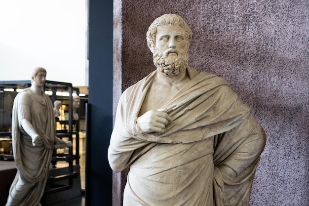 Foto statua contro il muro in un museo