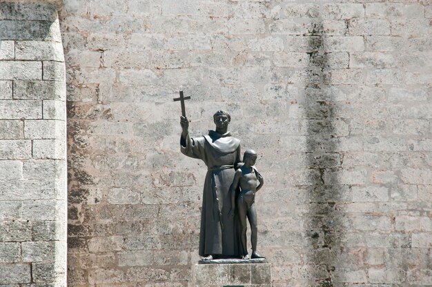 Foto statua contro il muro