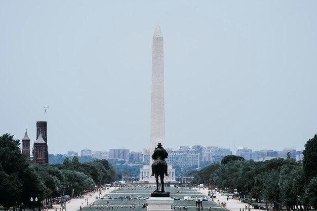 Foto statua contro monumento a washington in città contro cielo