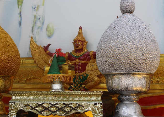 Photo statue on altar in temple