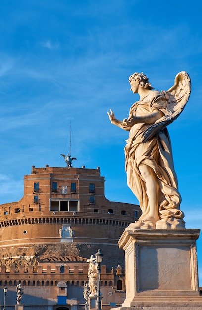 Statua di un angelo su sant angelo bridge a roma, italia