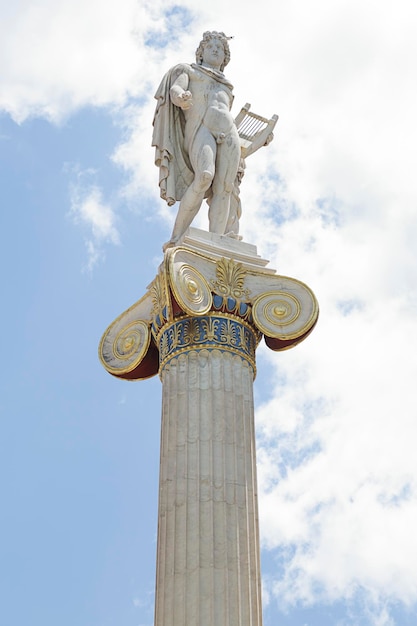 Statua del dio apollo si trova presso l'ingresso principale dell'accademia di atene in grecia