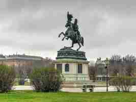 Photo statue of archduke charles of austria at the hofburg imperial palace in vienna