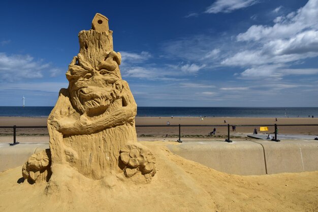 Foto statua sulla spiaggia contro il cielo