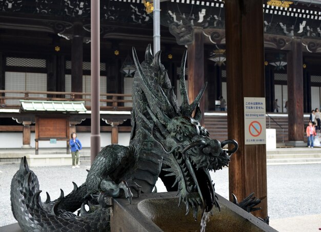 Foto statua di uccello sull'edificio