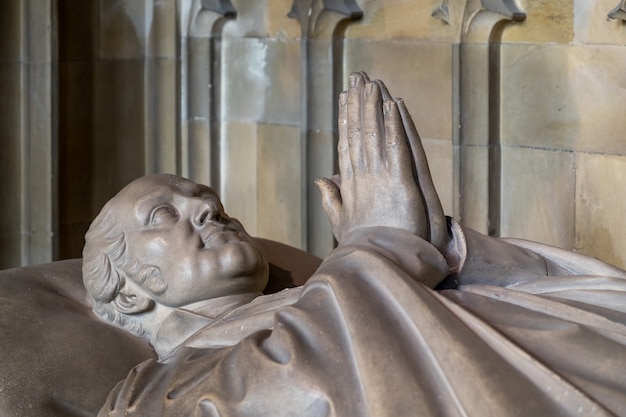 Foto statua di un vescovo nella cattedrale di canterbury