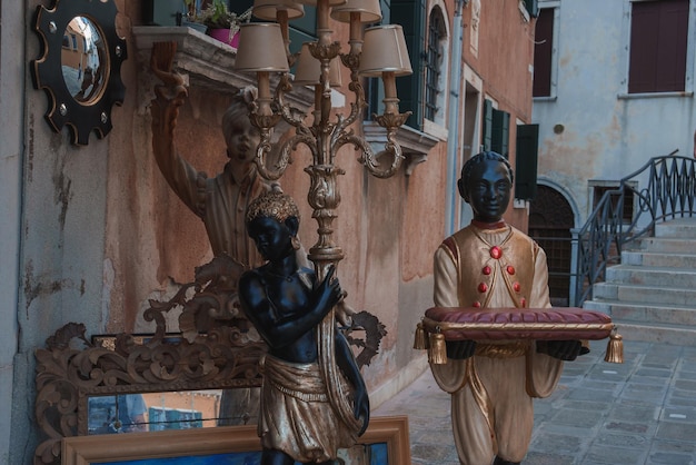 Статуя черного ребенка, служащего в роскошном стиле в Венеции