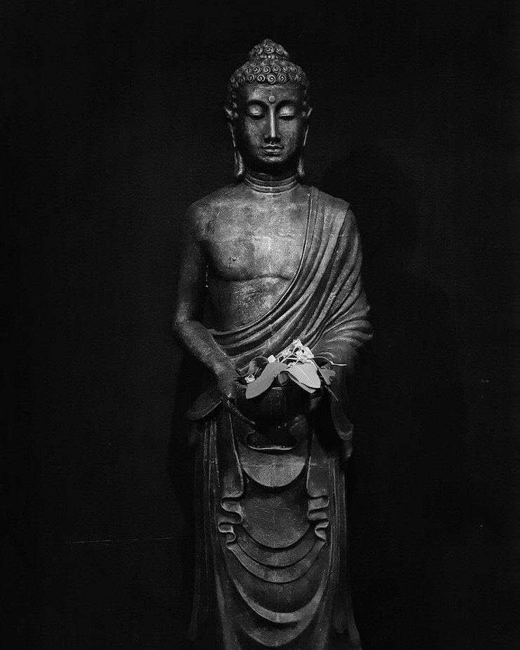 Photo statue of buddha against black background
