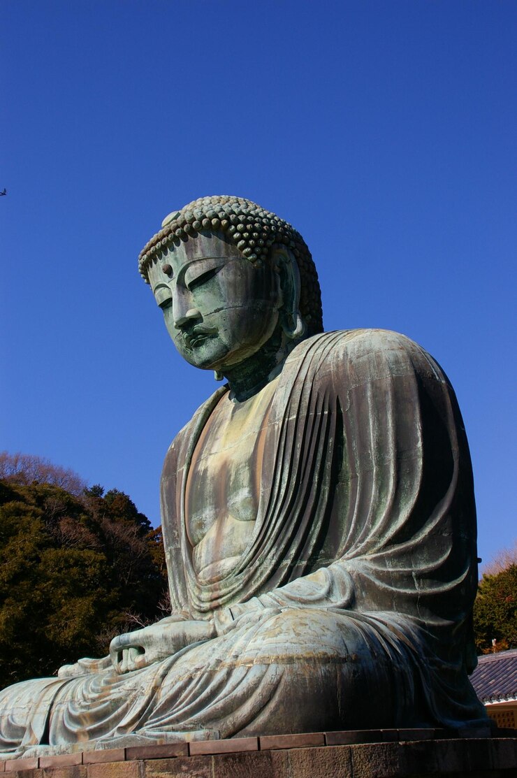 Photo 澄んだ青い空の背景にある仏像