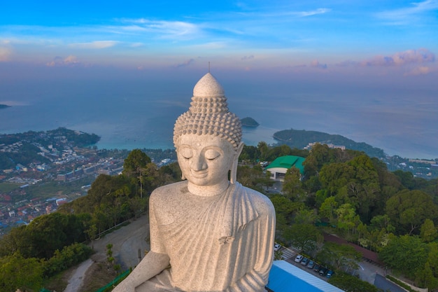 Foto statua di buddha contro il cielo