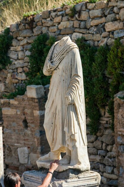 石の壁に立つ仏像
