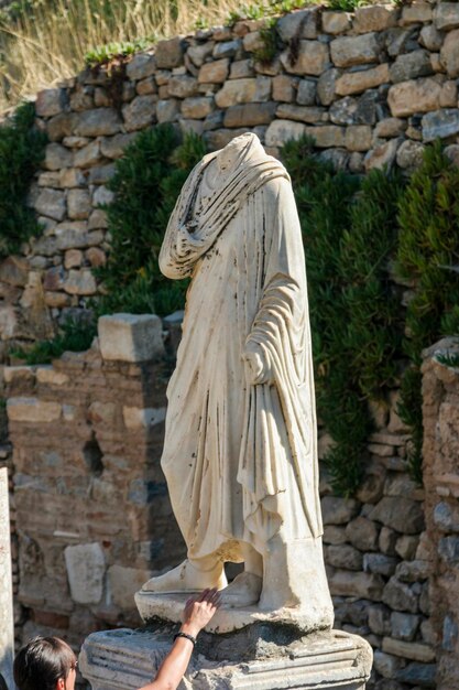 Foto statua di buddha contro un muro di pietra