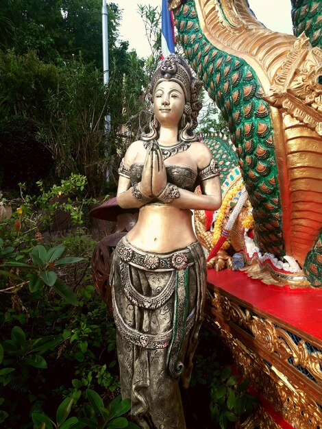 Foto statua di buddha contro il tempio