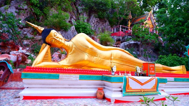 Foto statua di buddha contro gli alberi