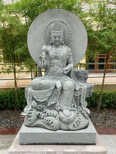 Foto statua di buddha contro gli alberi