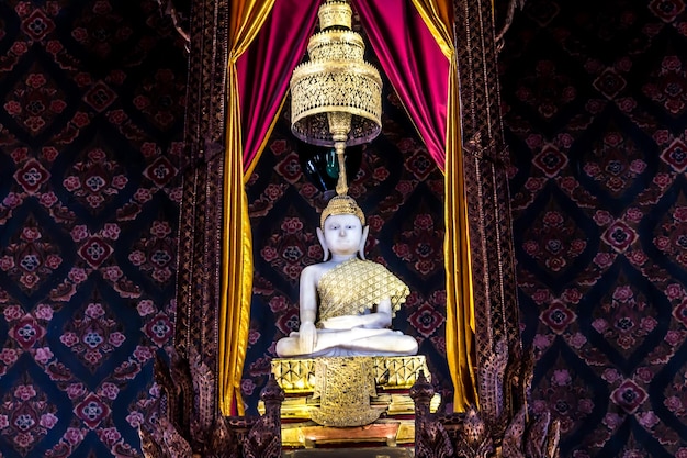 Foto statua di buddha in costruzione