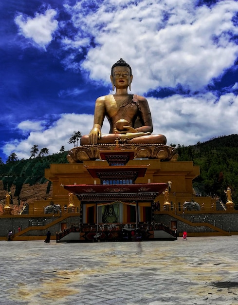 Photo statue of buddha on temple against sky