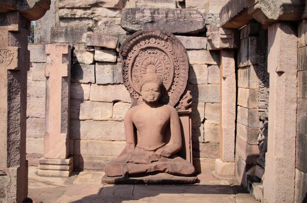 Photo statue of buddha in temple at sanchi