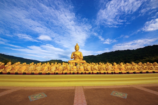 사원, 태국에서 제자와 부처님의 동상.