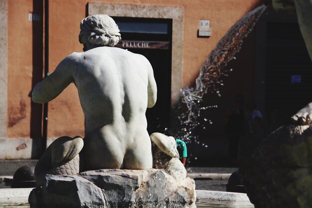 Foto statua di un edificio in città