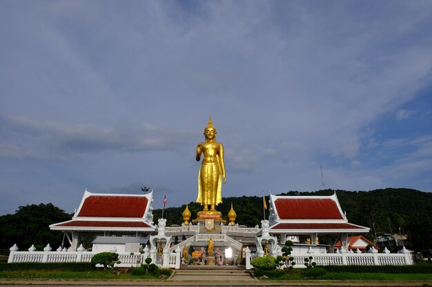 Photo statue by building against sky