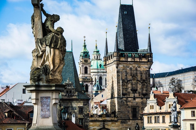 写真 チャールズ・ブリッジの像と空