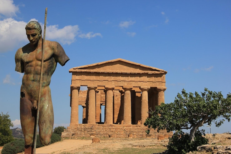 Photo statue by historic building against sky