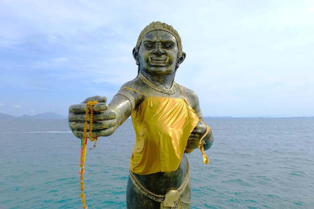 空に照らされた海の像