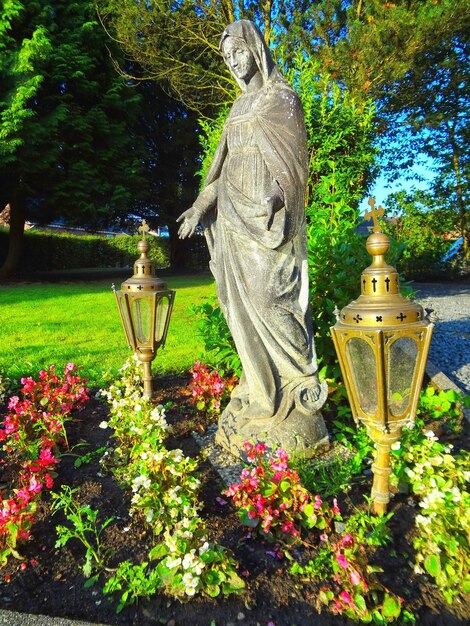 Photo statue in cemetery