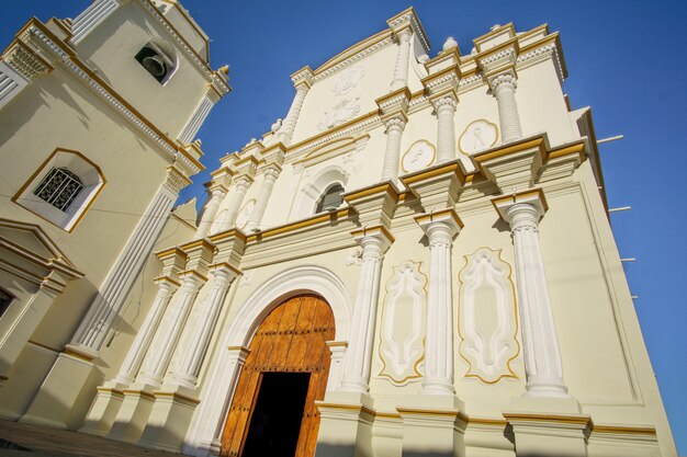 Statua nella chiesa della città di león, nicaragua