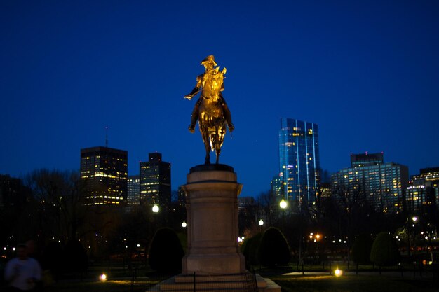 Foto statua in città contro un cielo blu limpido