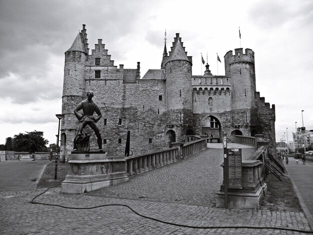 Photo statue in city against cloudy sky