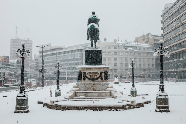 Photo statue in city against sky during winter