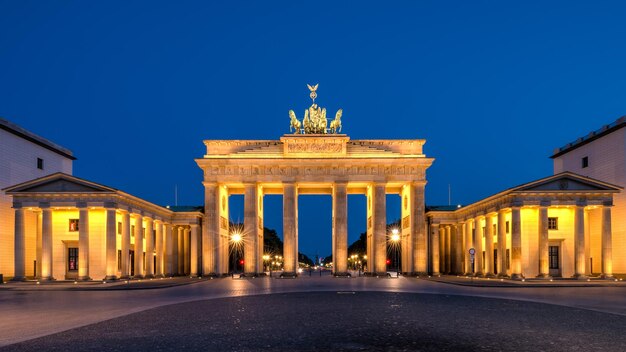 Photo statue in city at night