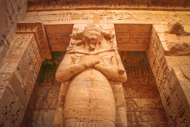 메디나 하부 신전에 있는 이집트 파라오 람세스 3세의 동상.