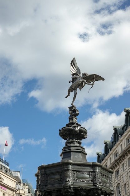 Statua di eros a piccadilly circus a londra