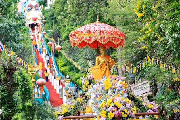 Photo statue of flowering plants against trees