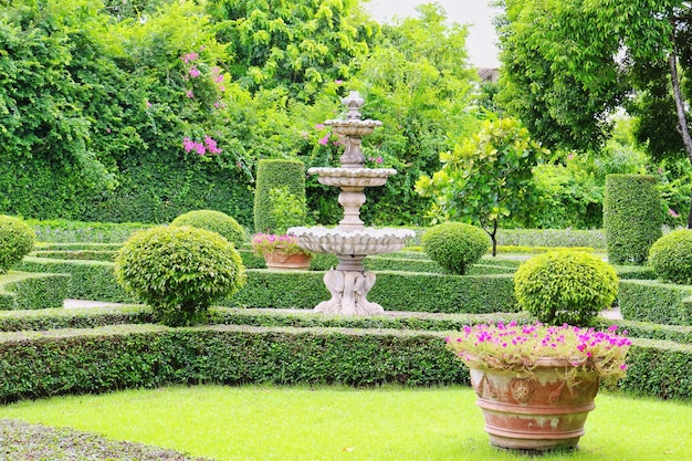 Foto statua di fiori nel parco