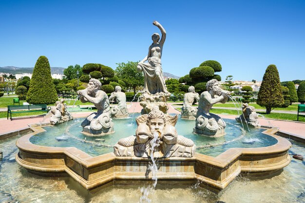 Foto statua di fontana contro il cielo