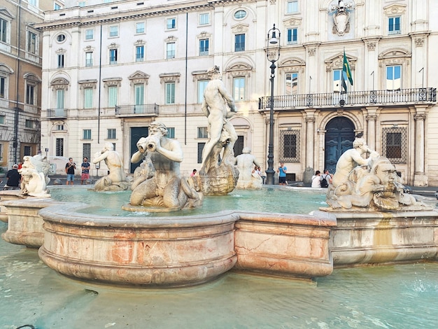 Foto statua di fontana in città